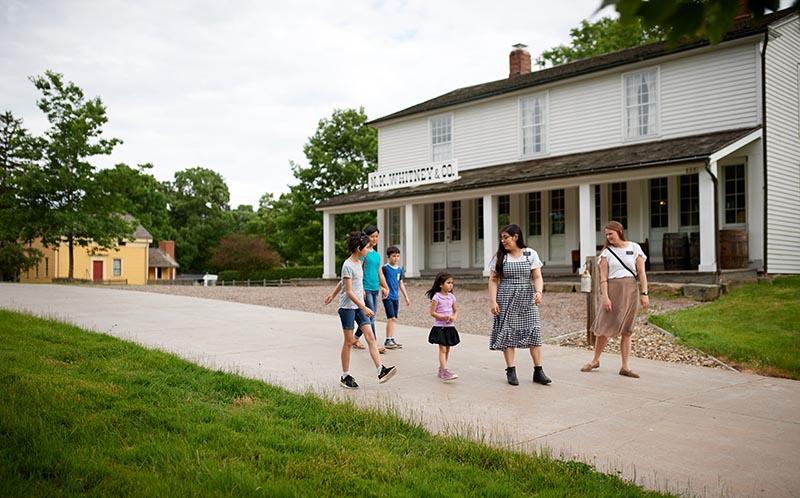 Sister missionaries take children on walking tour of Historic Nauvoo