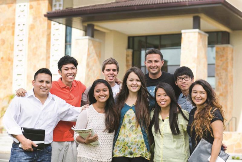 students at BYU-Hawaii gathered together outside